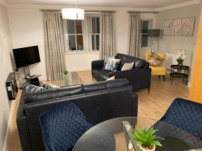 GS - Luxury, modern town centre, 2 beds, free parking for one vehicle